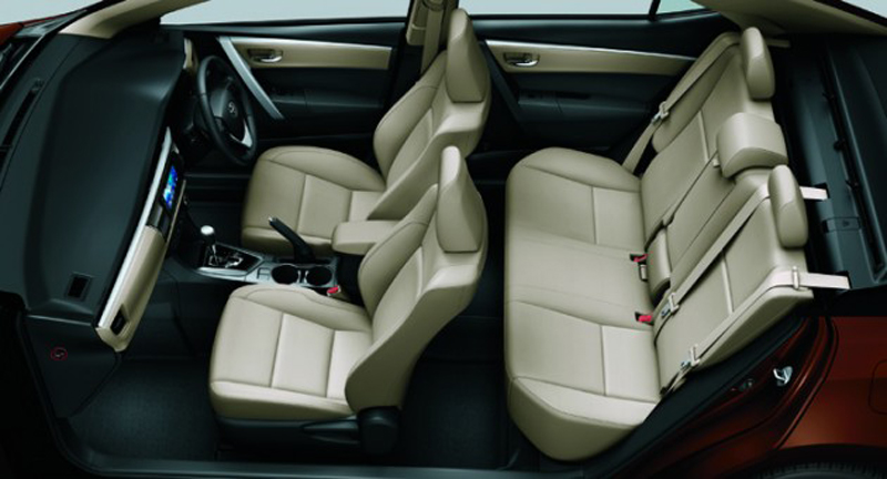 spesifikasi interior toyota corolla altis 2014